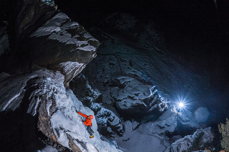 "Ice Nights", wyróżnienie w kategorii "Mountaineering"; fot. Kamil Tamioła